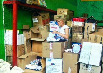 Переселенка з Харкова працює стилісткою у волонтерському центрі й одягає людей, які з-під обстрідів утекли до Вінниці (фото, відео)