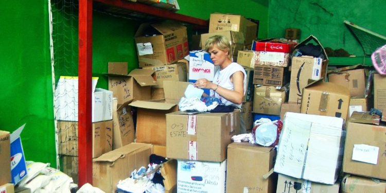 Переселенка з Харкова працює стилісткою у волонтерському центрі й одягає людей, які з-під обстрідів утекли до Вінниці (фото, відео)