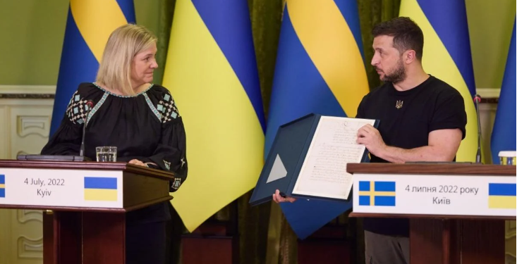 Прем’єрка Швеції подарувала Зеленському копію листа Карла XII про незалежність Запорізької Січі
