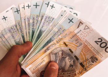 У Польщі знову видаватимуть гроші українцям