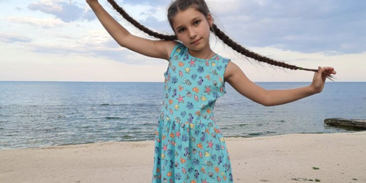 10-річна дівчинка з Одещини обрізала 58-сантиметрову косу, щоб виручити кошти для ЗСУ (фото, відео)