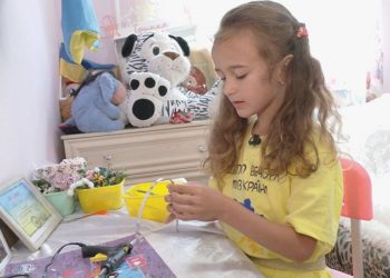 6-річна дівчинка з Рівного, батько якої загинув на фронті, купила 2 тепловізори для ЗСУ за виручені від продажу зроблених власноруч прикрас