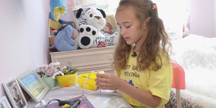 6-річна дівчинка з Рівного, батько якої загинув на фронті, купила 2 тепловізори для ЗСУ за виручені від продажу зроблених власноруч прикрас