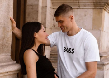 Форвард збірної України Артем Довбик показав фото новонародженої доньки