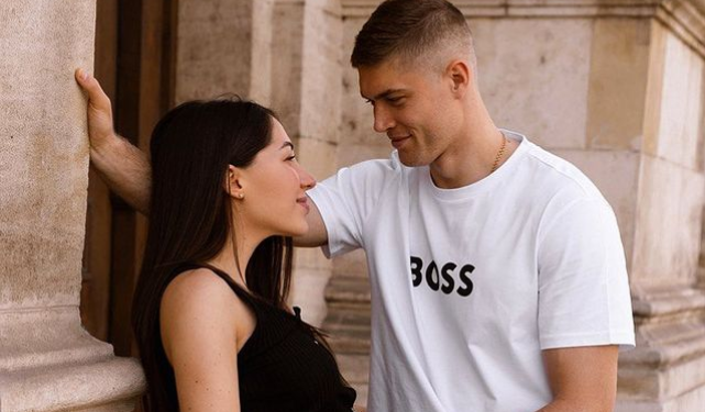 Форвард збірної України Артем Довбик показав фото новонародженої доньки