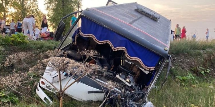 На Франківщині рейсовий автобус із 22 пасажирами зіткнувся з легківкою, є загиблий та постраждалі (фото)