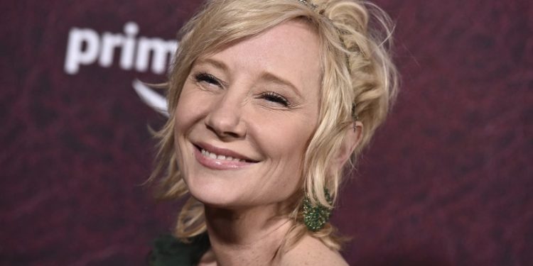 Зірка фільму “Шість днів, сім ночей” впала в кому після моторошної ДТП