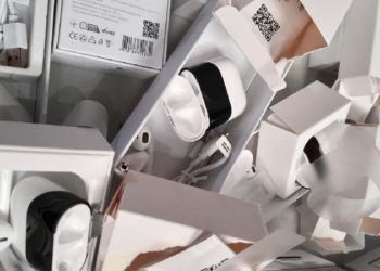 Київська митниця показала, як горить техніка Apple: знищили 10 партій контрафактних товарів (фото, відео)