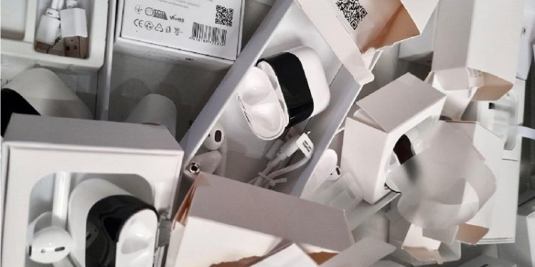 Київська митниця показала, як горить техніка Apple: знищили 10 партій контрафактних товарів (фото, відео)