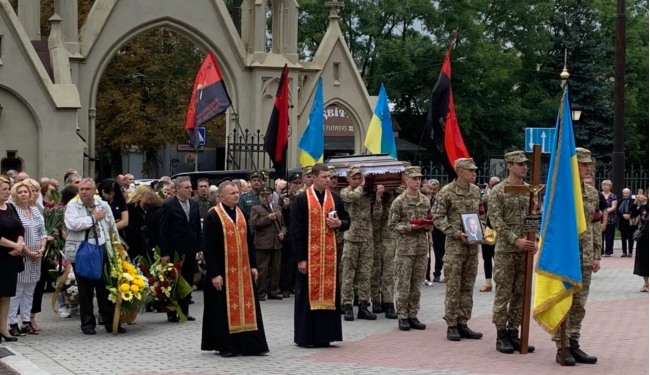 98-річну зв’язкову головнокомандувача УПА Дарію Гусяк у родинному гробівці Шухевичів (фото, відео)
