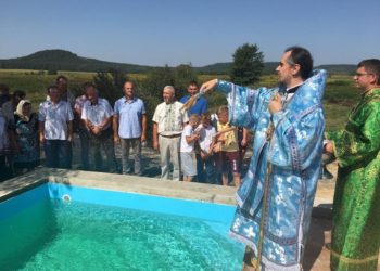 На Тернопільщині освятили каплицю й купальню в рідному селі преподобного Амфілохія (фото)