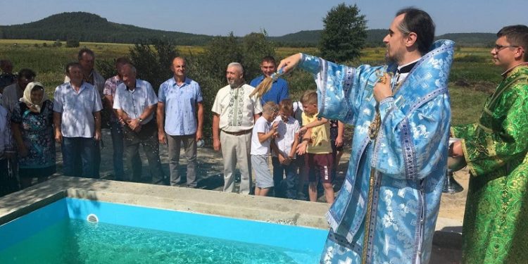 На Тернопільщині освятили каплицю й купальню в рідному селі преподобного Амфілохія (фото)
