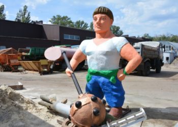 У Броварах на місці радянського літака встановили Котигорошка, мешканцям не сподобалося (фото)