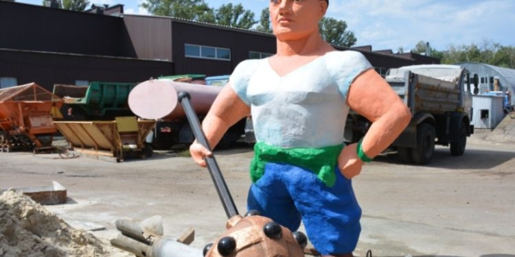 У Броварах на місці радянського літака встановили Котигорошка, мешканцям не сподобалося (фото)