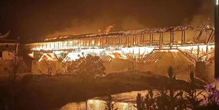 У Китаї згорів найдовший дерев’яний міст, побудований 900 років тому