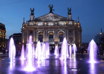 У Львові через голу жінку, яка полоскалася у фонтані, поліцейський врізався у дорожній знак (відео)