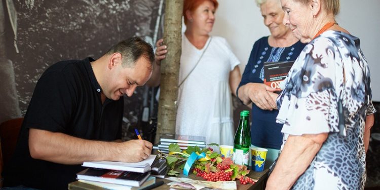 Міський голова Франківська видав книжку про службу безпеки ОУН, кошти від продажу якої підуть на ЗСУ