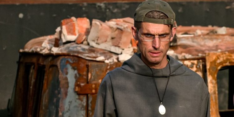 Абат із Нідерландів допомагає розбирати завали будинків у Чернігові (фото, відео)