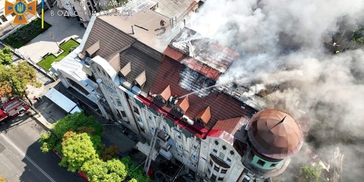 У центрі Одеси горить житловий будинок з мансардами, рятувальники намагають загасити вогонь (фото)