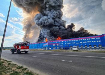 Під Москвою від опівдня не можуть загасити складу компанії Ozon (фото, відео)