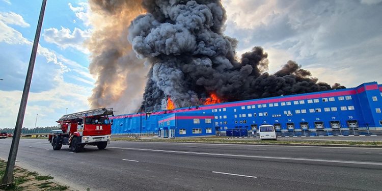 Під Москвою від опівдня не можуть загасити складу компанії Ozon (фото, відео)