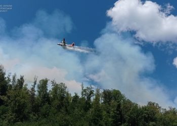 На Закарпатті з літаків і вертольотів другу добу гасять пожежу на горі Савчин (фото, відео)