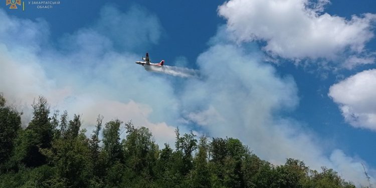 На Закарпатті з літаків і вертольотів другу добу гасять пожежу на горі Савчин (фото, відео)