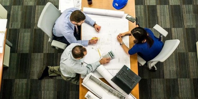 Під час повномасштабної війни понад третина українців змінила роботу