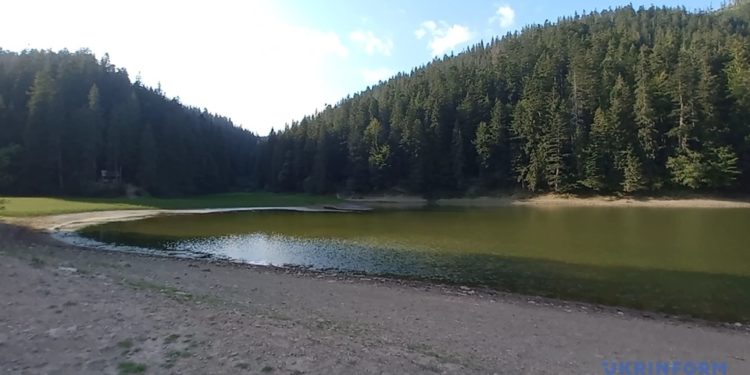 Рівень води у найбільшому гірському озері України впав до історично мінімуму (фото, відео)