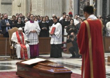 У Ватикані провели в останню путь найстаршого кардинала, якого вважали фаворитом на посаду Папи (фото)