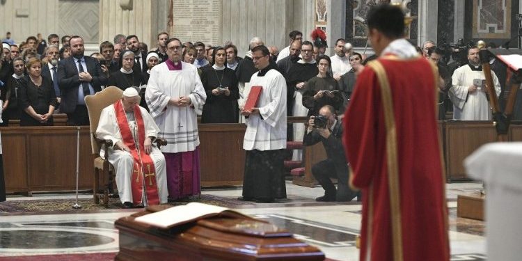 У Ватикані провели в останню путь найстаршого кардинала, якого вважали фаворитом на посаду Папи (фото)