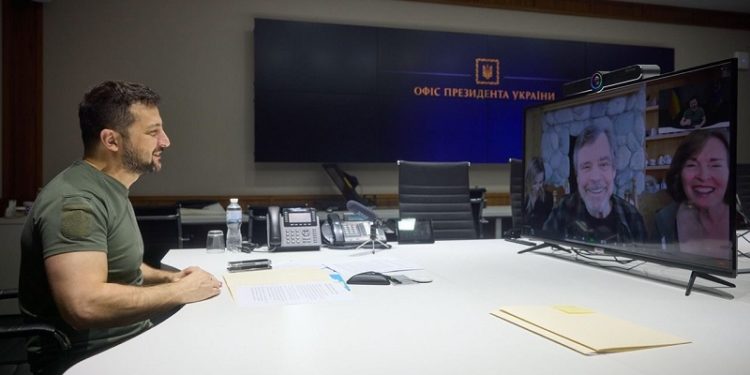 Виконавець ролі Люка Скайвокера у “Зоряних війнах” збиратиме гроші на “Армію дронів” для України (фото)