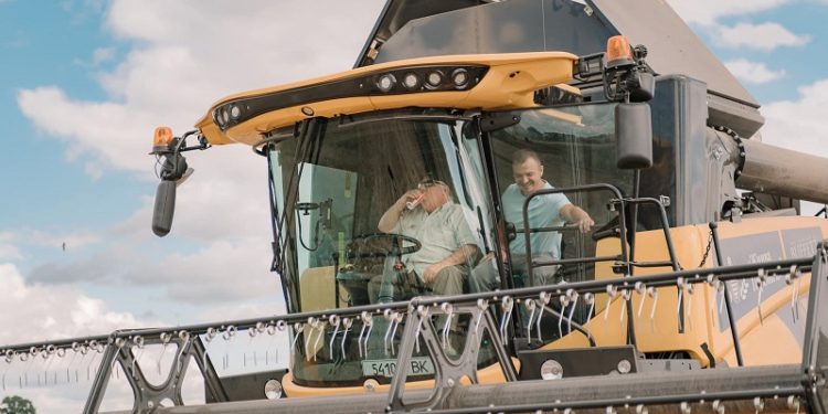 Американський мільярдер Говард Баффет попрацював комбайнером на Рівненщині (фото)