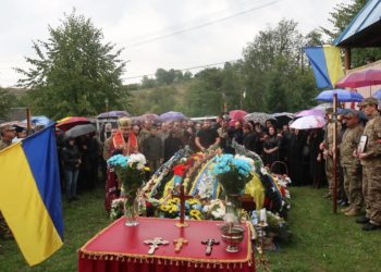 На Закарпатті провели в останню путь загиблих за Україну братів Сергія та Віталія Грегорів (фото)