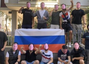 Турецькі фанати на матч проти Динамо одягли маски із зображенням Путіна (фото)