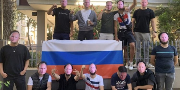 Турецькі фанати на матч проти Динамо одягли маски із зображенням Путіна (фото)