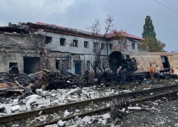 Ракетний удар по Харкову: росіяни знищили вагони-рефрижератори з тілами своїх військових (фото)