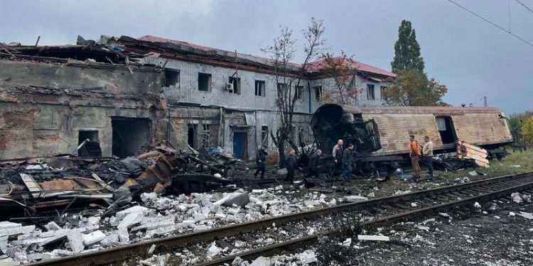 Ракетний удар по Харкову: росіяни знищили вагони-рефрижератори з тілами своїх військових (фото)