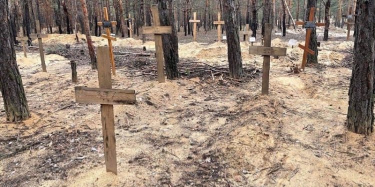 У лісі біля Ізюму знайшли масові поховання військових ЗСУ і мирних мешканців (фото, відео)
