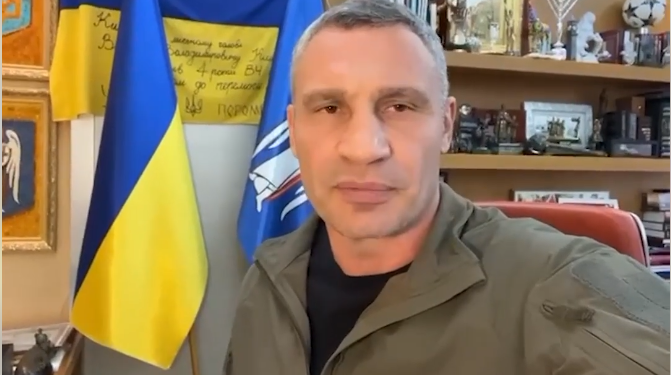 Кличко передав боксерські рукавиці з автографом, які розіграють серед учасників збору на бандерпечі (відео)