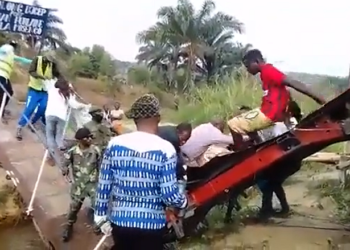 Щойно перерізали червону стрічку: у Конго міст упав під час церемонії відкриття (відео)