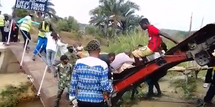 Щойно перерізали червону стрічку: у Конго міст упав під час церемонії відкриття (відео)