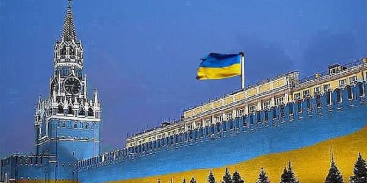 Мешканку москви затримала поліція за прослуховування гімну України у її ж квартирі