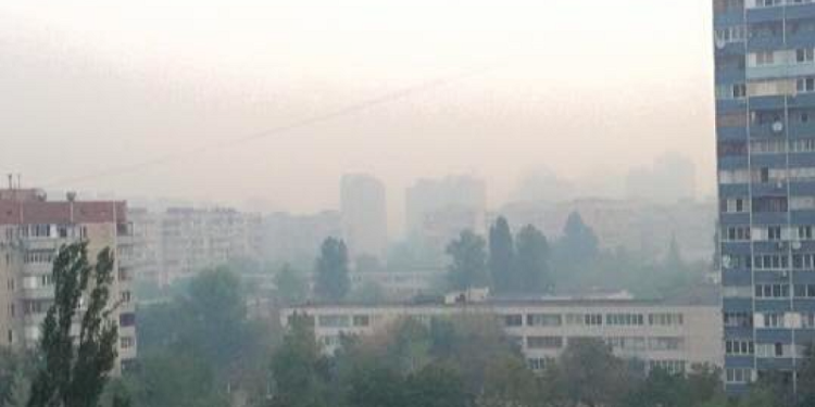 Київщину накрив їдкий дим, людям радять зачинити вікна і обмежити перебування на вулиці