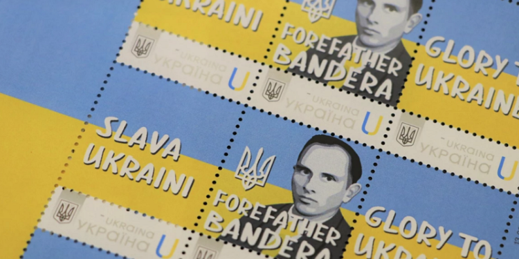 На Львівщині погасили поштову марку, присвячену Степанові Бандері (фото)