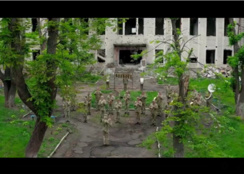 Оркестр Повітряних сил виступив на руїнах Будинку офіцерів у Вінниці (відео)