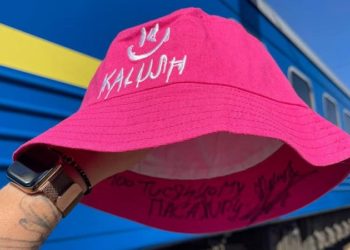 Укрзалізниця: вокзал у Калуші “вдягнув” рожеву панаму, а на 100-тисячного пасажира “Стефанія експрес”чекає сюрприз