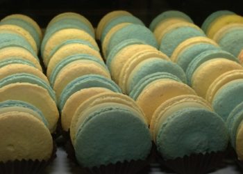 Після нападу Росії на Україну мешканці Рівного почали почали надавати перевагу патріотичним солодощам (фото, відео)