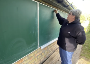 Вчителька з Бородянки на Київщині викладає математику просто неба. Її будинок розбомбили росіяни (фото, відео)