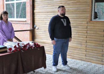 Народний депутат від “Слуги народу” приїхав до деокупованого Тростянця у светрі з буквою V (фото)